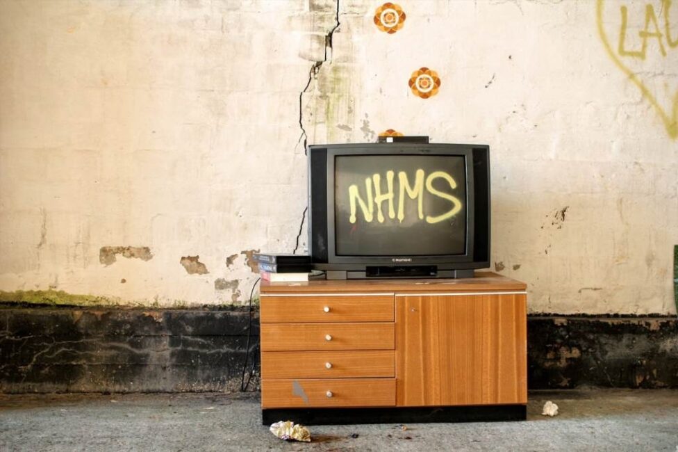 Sposoby na schludne ukrycie kabli od telewizora